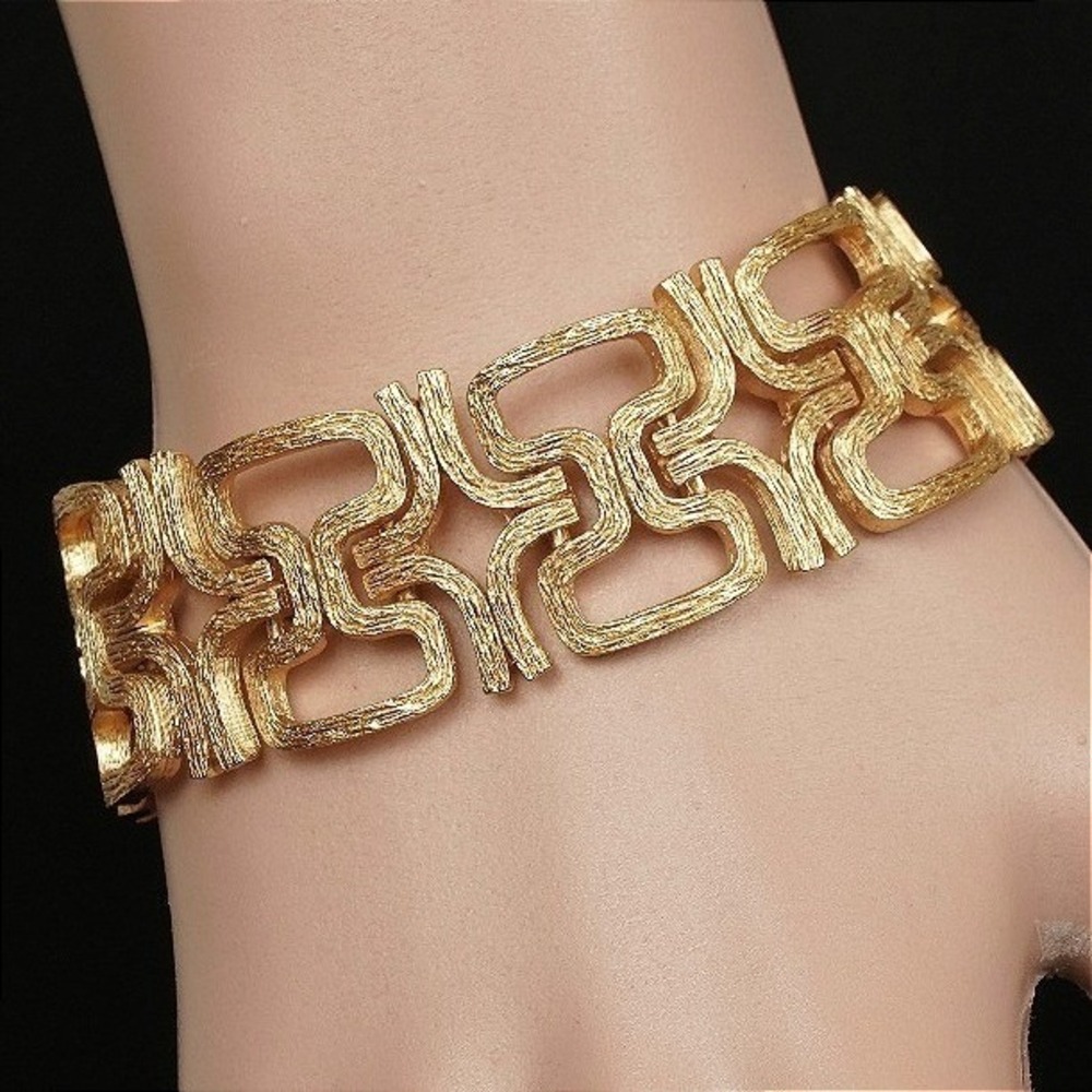 Vintage Signed Trifari Brutalist Gold Tone Textured Statement Bracelet‎ Pristine